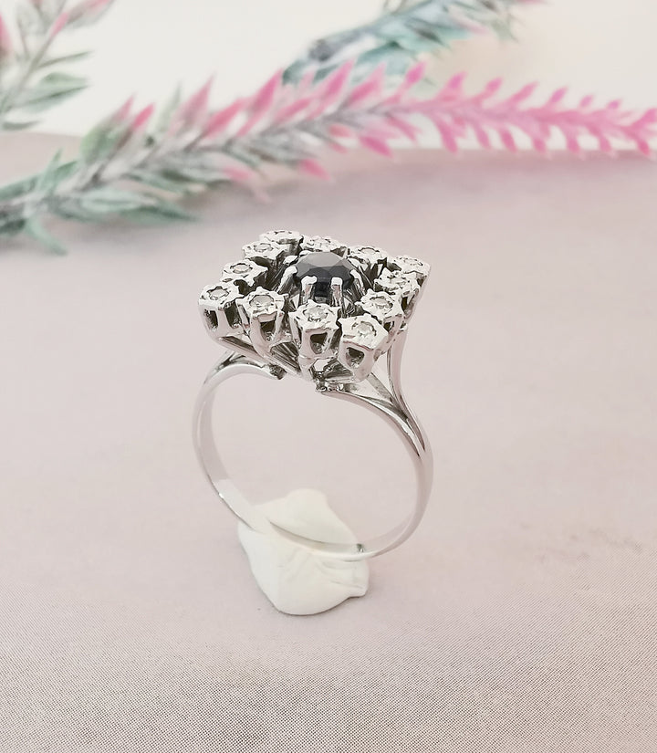 Bague carrée  / Saphir / Diamants / Or Blanc 18 K / (750°/°°) / 18 carats