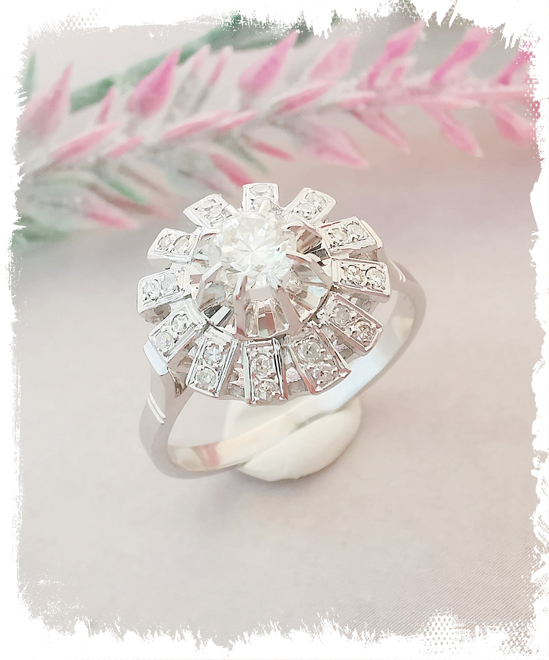 Bague Fleur Ancienne / Diamants / Or Blanc 18 K / 18 carats / (750°/°°)
