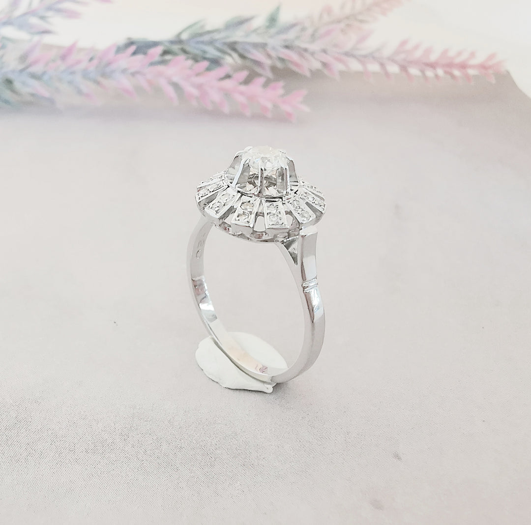 Bague Fleur Ancienne / Diamants / Or Blanc 18 K / 18 carats / (750°/°°)