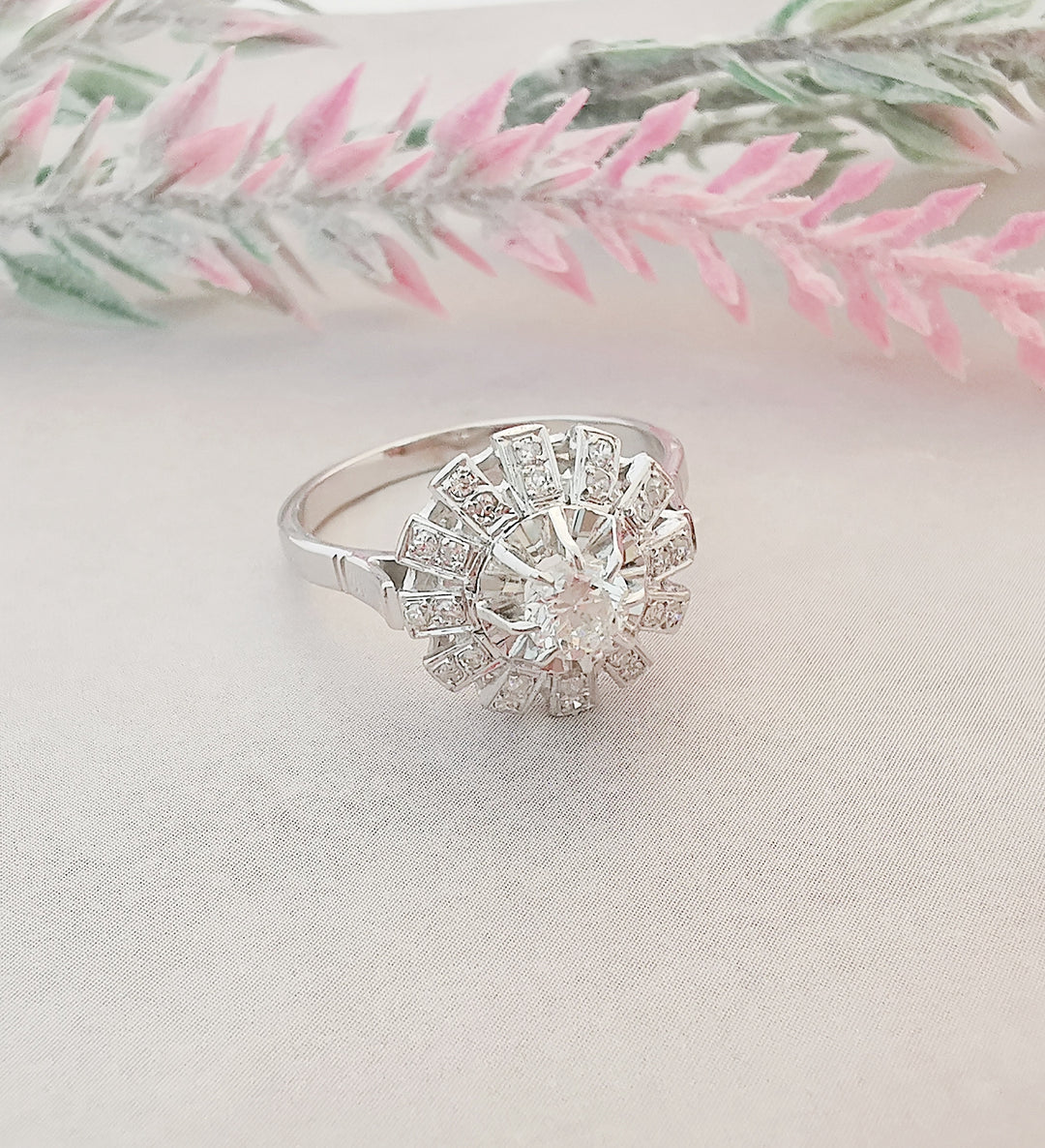 Bague Fleur Ancienne / Diamants / Or Blanc 18 K / 18 carats / (750°/°°)