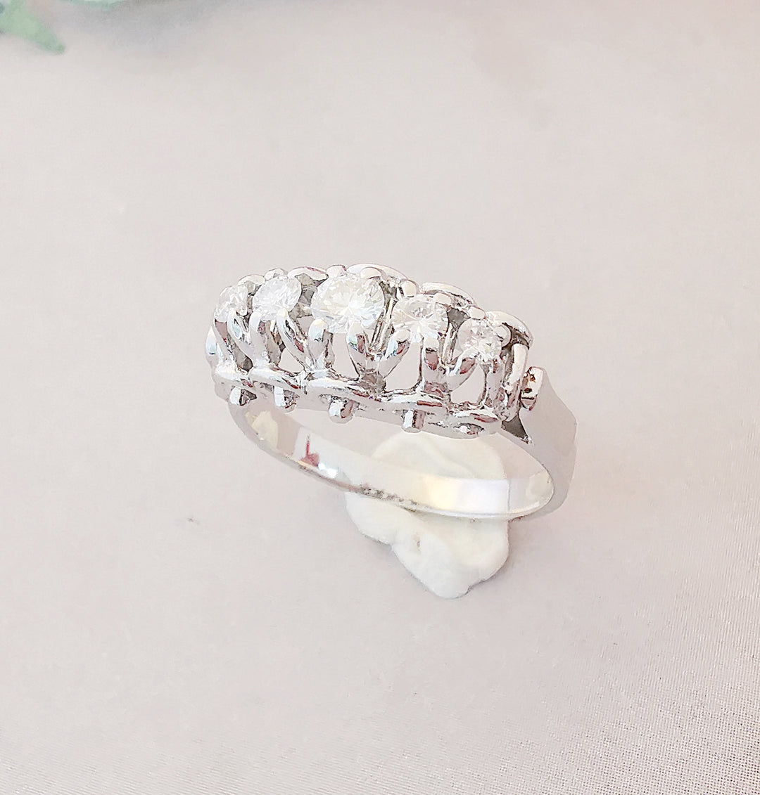 Bague Jarretière / Diamants / Or Blanc 18 K et Platine / 18 carats / (750°/°°)