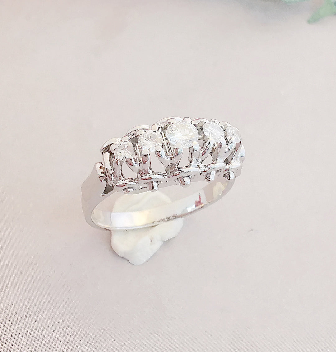 Bague Jarretière / Diamants / Or Blanc 18 K et Platine / 18 carats / (750°/°°)