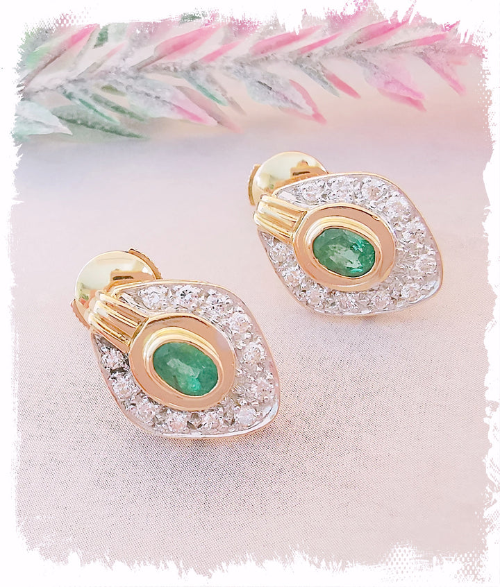 Boucles d'oreilles losanges / Emeraudes / Diamants / Or 18 K / 18 carats / (750°/°°)