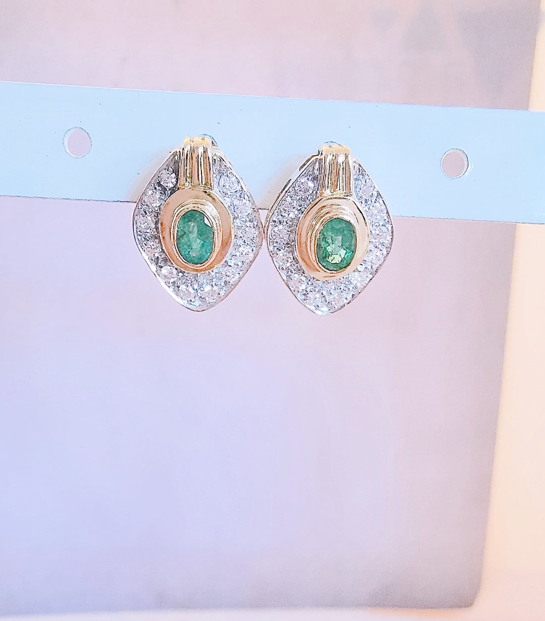 Boucles d'oreilles losanges / Emeraudes / Diamants / Or 18 K / 18 carats / (750°/°°)