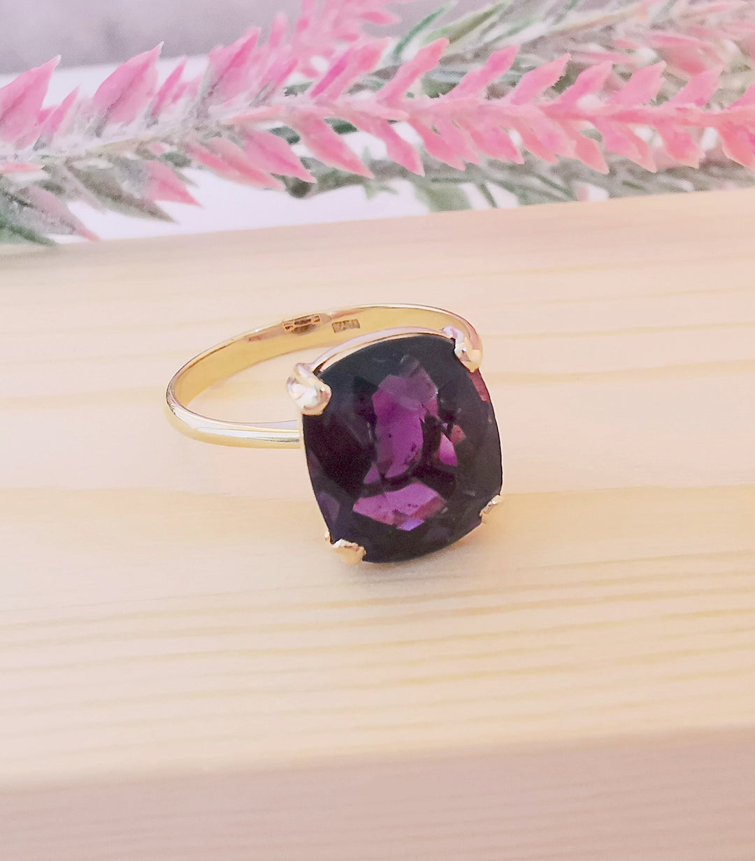 Bague Spinelle mauve en Solitaire / Or Jaune 18 K / (750°/°°) / 18 carats