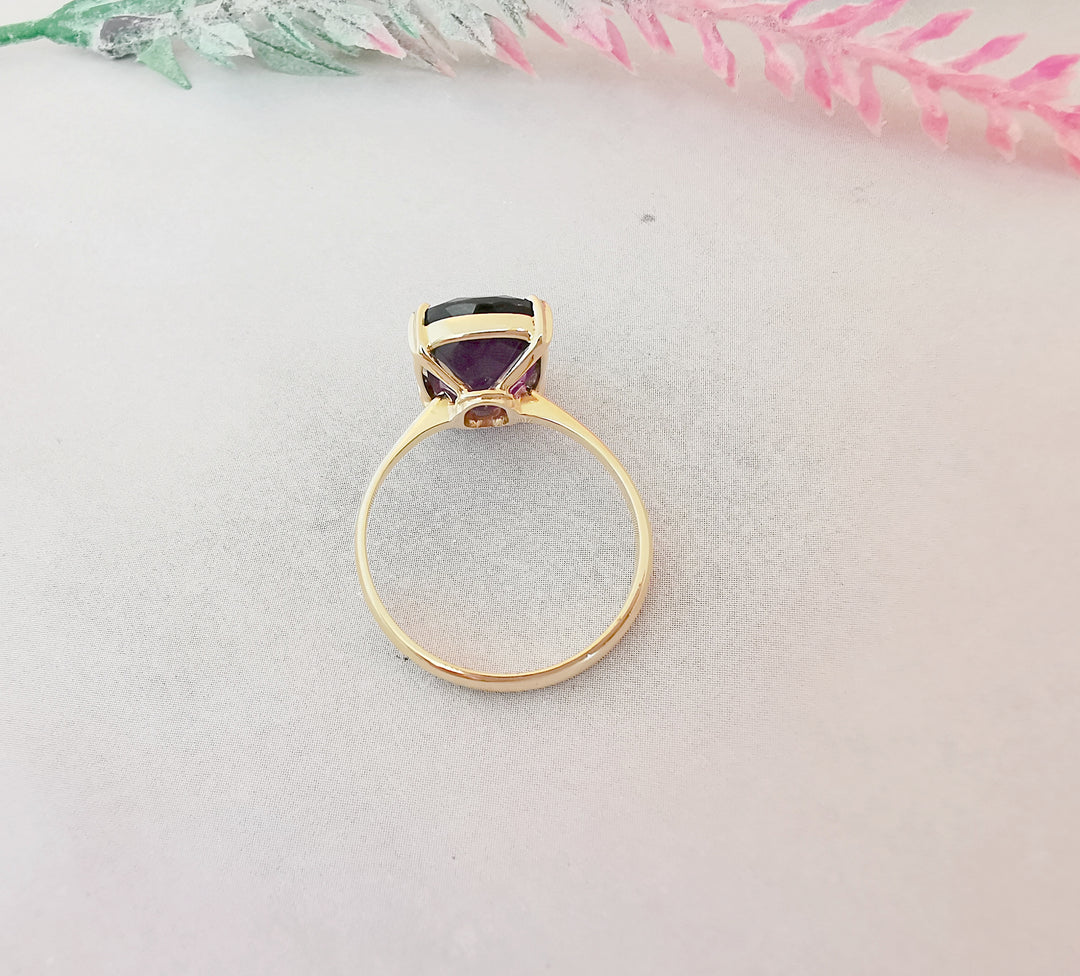 Bague Spinelle mauve en Solitaire / Or Jaune 18 K / (750°/°°) / 18 carats