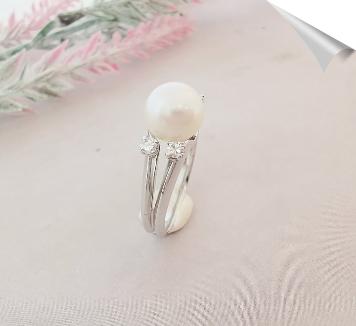 Bague Perle de culture blanche ø 7,80 mm / Diamants / Or Blanc 18 K / (750°/°°) / 18 carats