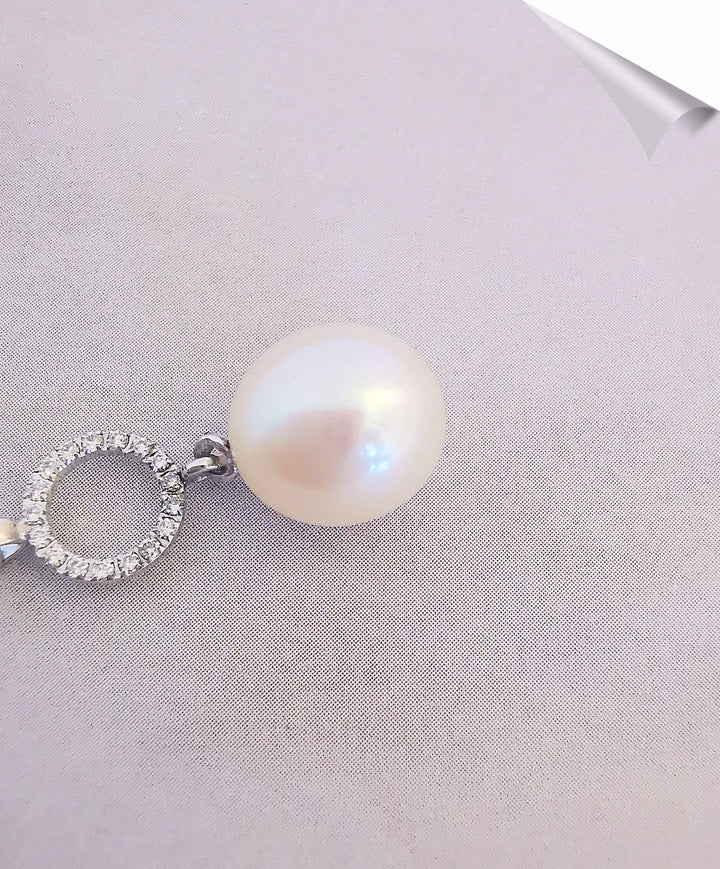 Pendentif Perle de Culture Ø 10 mm / Diamants / Monture Or Blanc 18 K / (750°/°°) / 18 carats