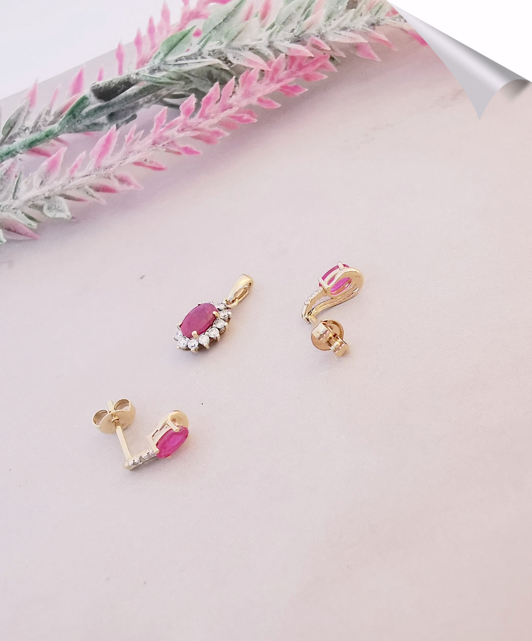 Parure Boucles d'oreilles + Pendentif / Rubis et Diamants (375°/°°) / Or 9 K