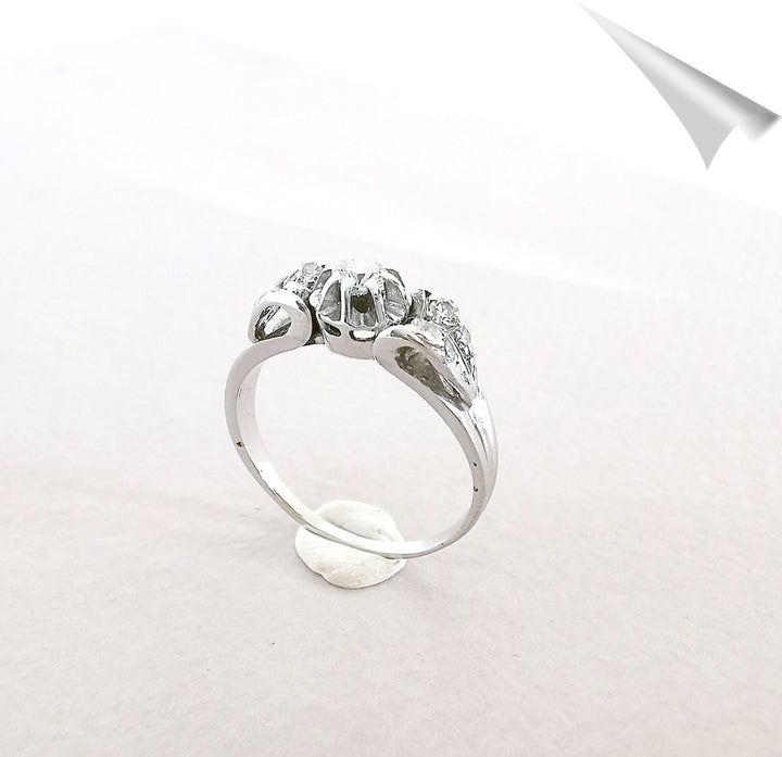 Bague Ancienne / Diamants / Platine et Or gris 18 K / 18 carats / (750°/°°)