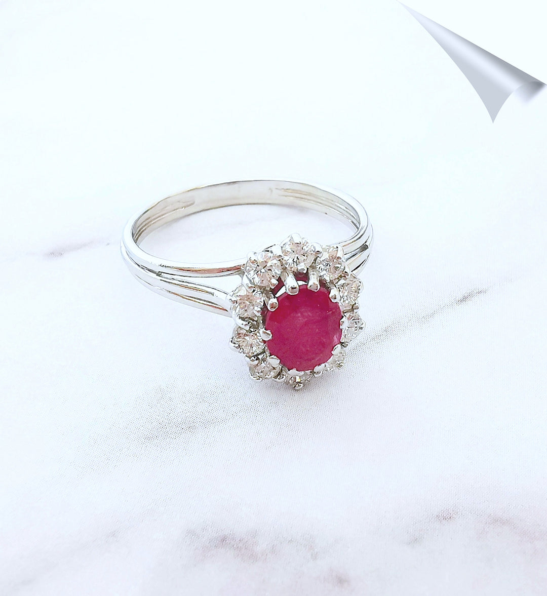 Bague Marguerite / Rubis / Diamants / Or Blanc 18 K / (750°/°°) / 18 carats