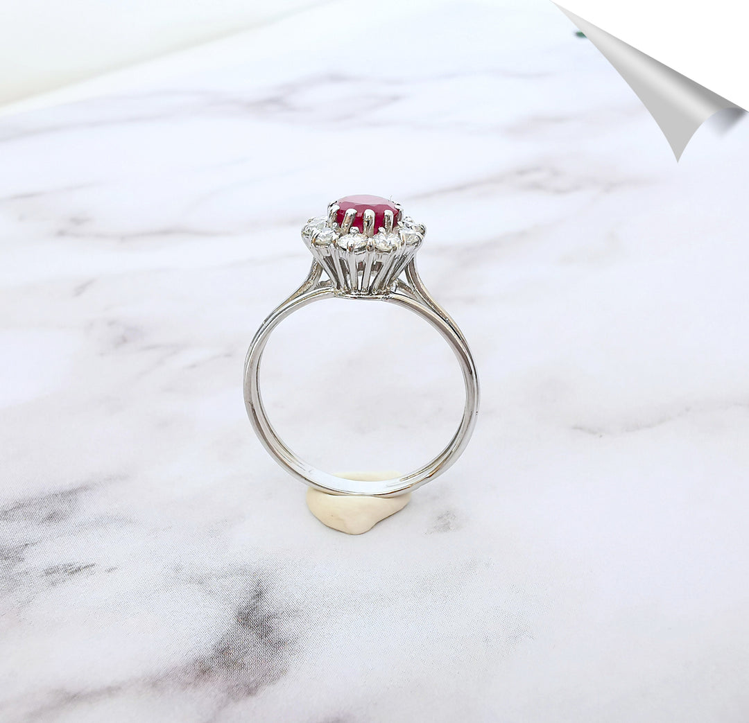 Bague Marguerite / Rubis / Diamants / Or Blanc 18 K / (750°/°°) / 18 carats