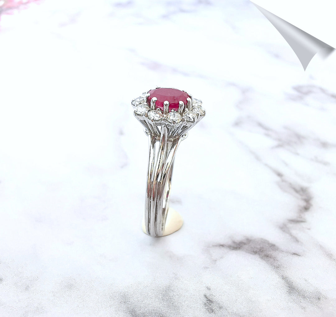 Bague Marguerite / Rubis / Diamants / Or Blanc 18 K / (750°/°°) / 18 carats