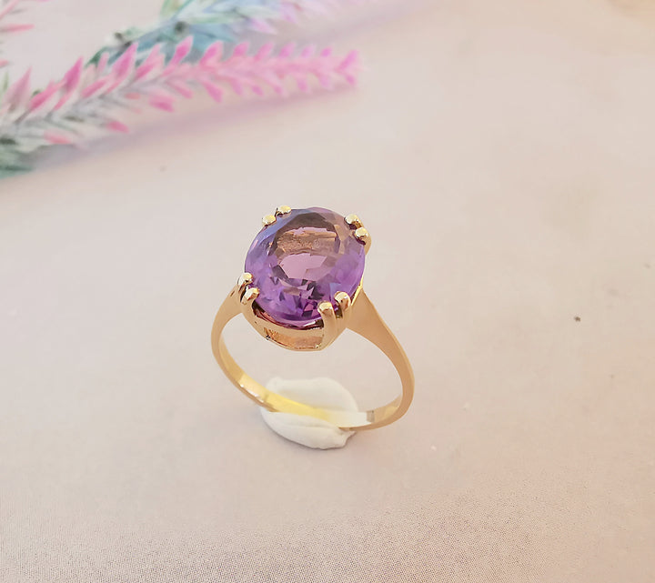 photo droite bague de seconde main amethyste violette or jaune 18 carats