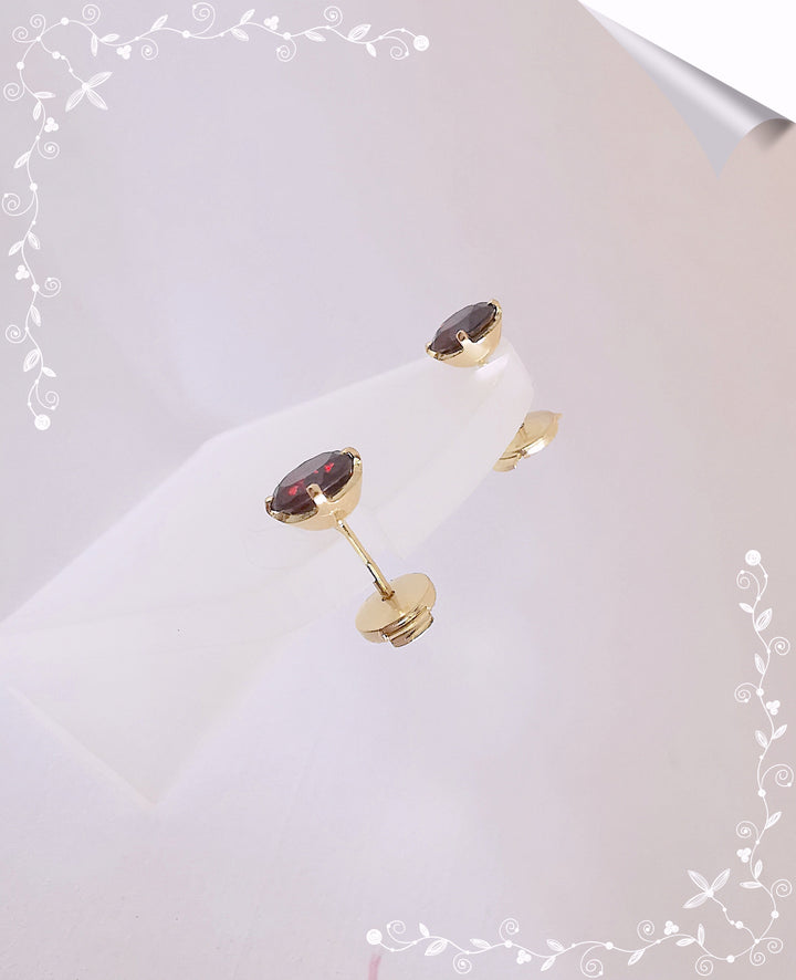 photo détaillée de la monture boucles d'oreilles grenat or jaune 18K boutique valordiams