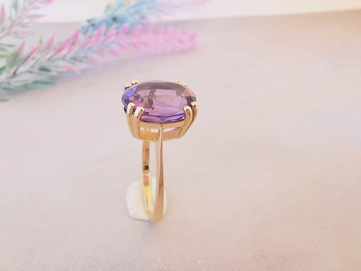 vue de profil boutique valordiams bague or jaune 18K amethyste ovale facettee