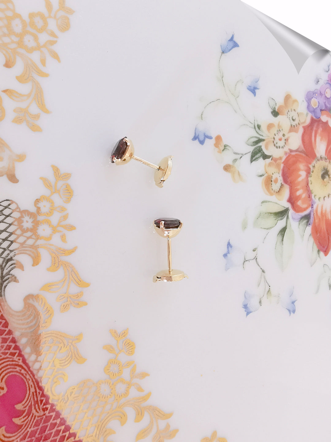 photo de la monture joaillerie circulaire boucles d'oreilles grenat or jaune 18 carats