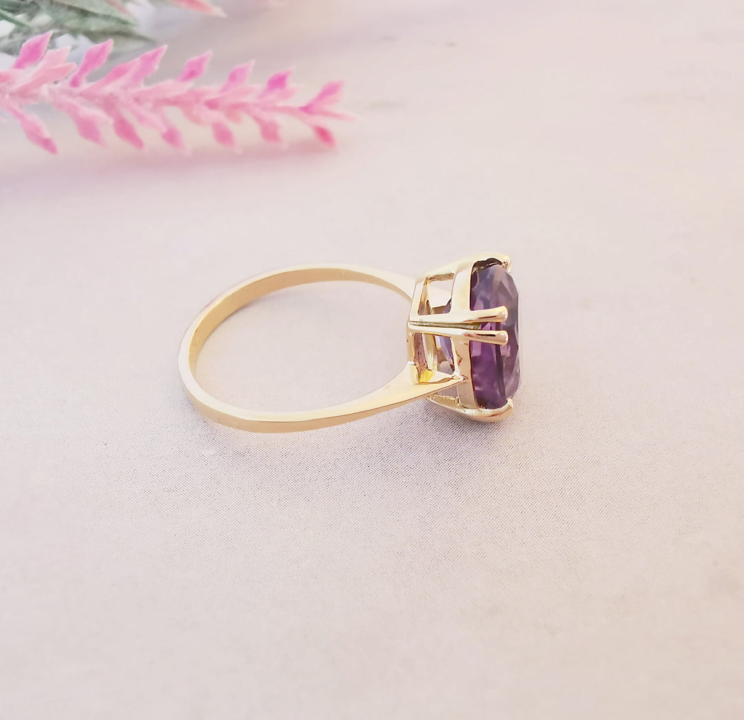 vue à plat joaillerie d'occasion bague amethyste or 18K