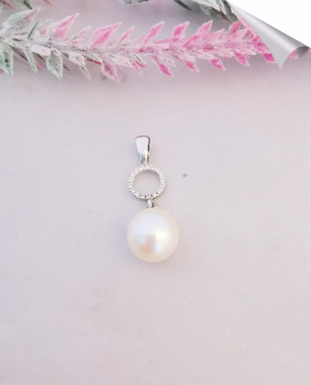 photo simple pendentif perle de culture diamants bijou de luxe or blanc 18K