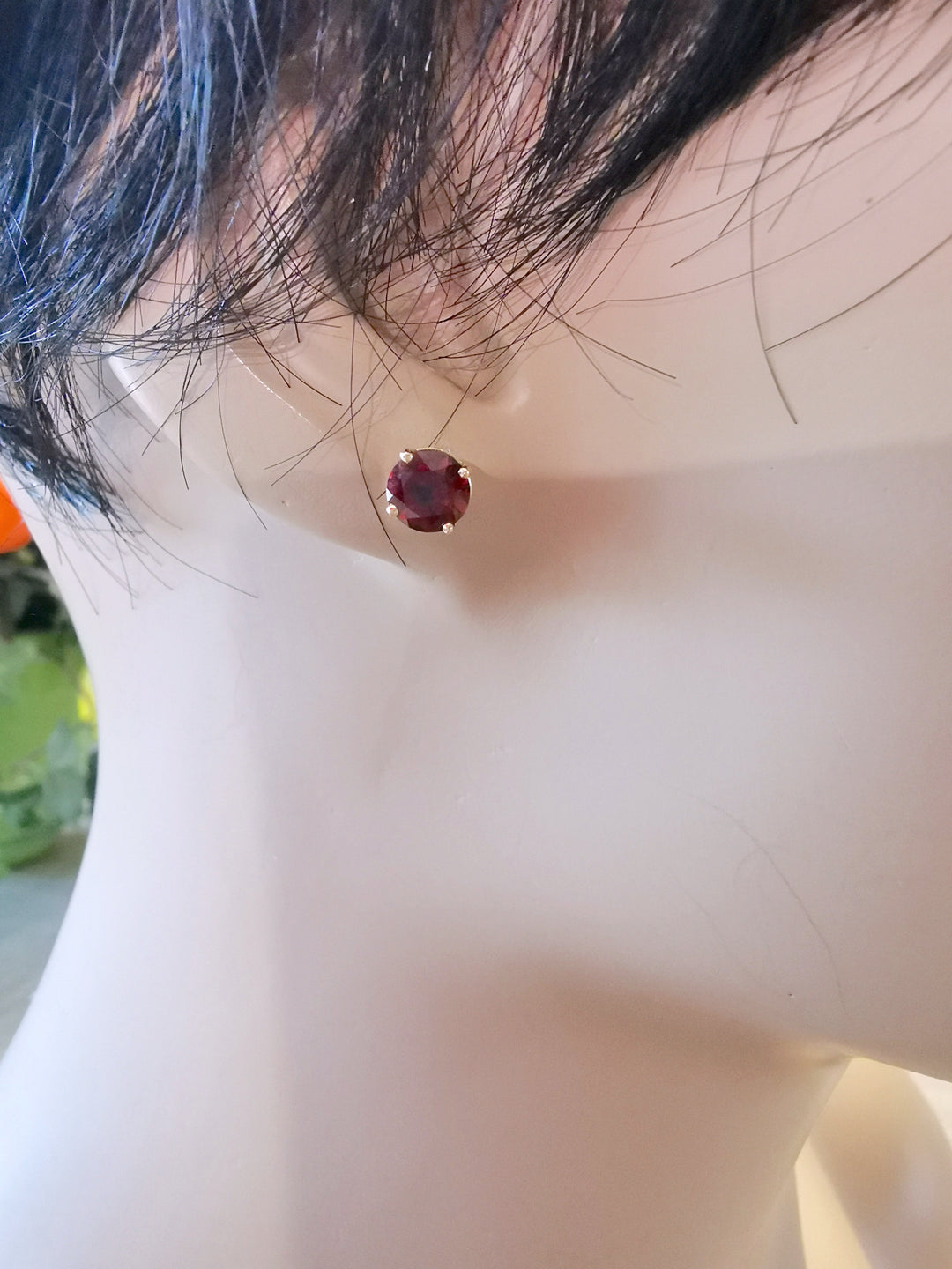 photo portée puces d'oreilles pour femme grenat or jaune 18K