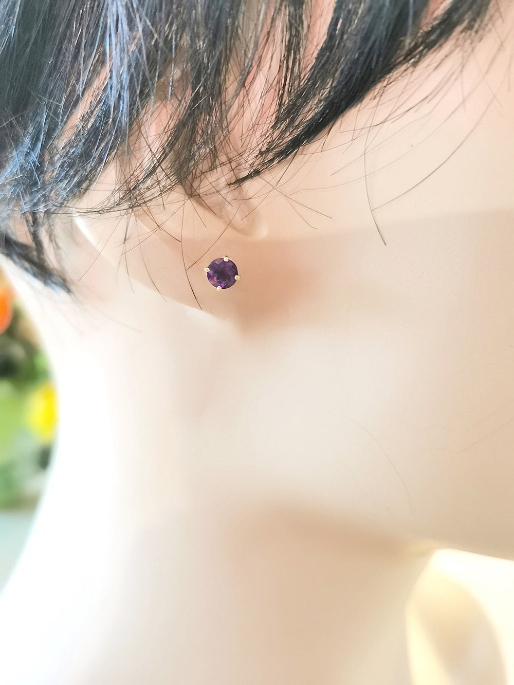 photo portée Boucles d’oreilles puces – Or Jaune 18K et Améthystes facettées